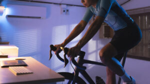 Le home trainer vélo permet de progresser en cyclisme. 